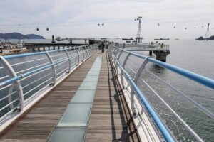 松島の海上散策路と、その向こうの海を渡る松島海上ケーブルカー