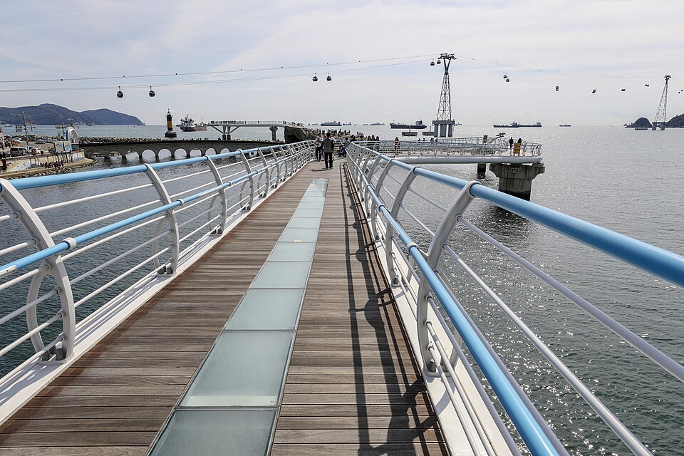 松島の海上散策路と、その向こうの海を渡る松島海上ケーブルカー