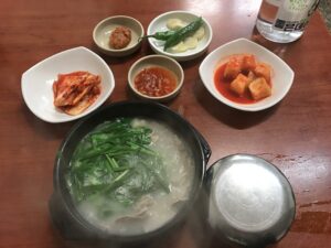 豚肉のスープとニラ、付け合わせを並べたテジクッパの参考写真