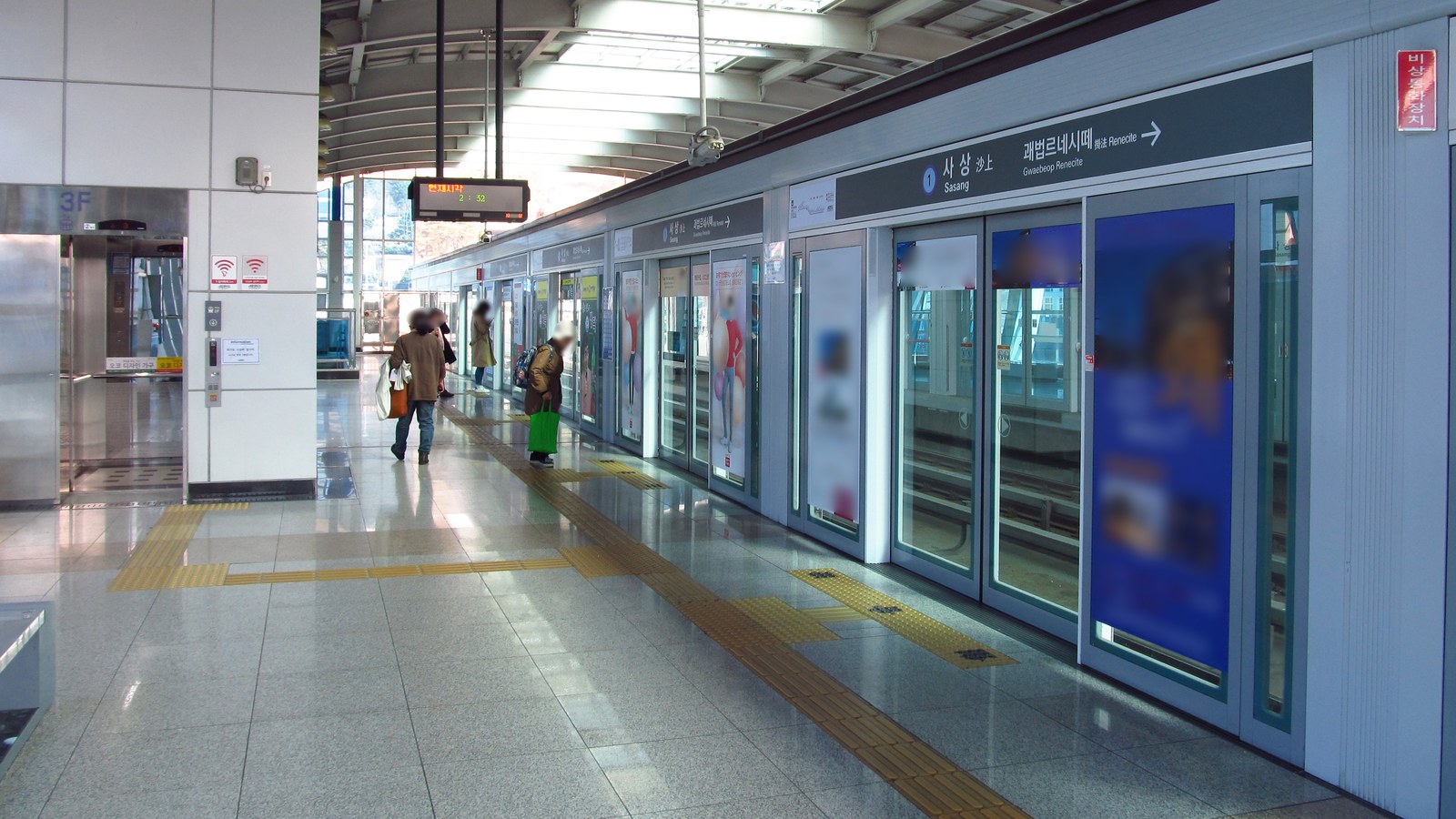 釜山金海軽電鉄・沙上駅のホームと車両
