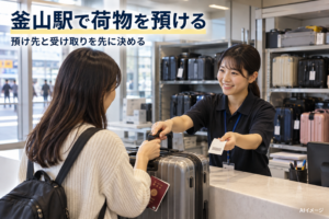 有人カウンターでスーツケースを預け、控えを受け取る旅行者のAIイメージ