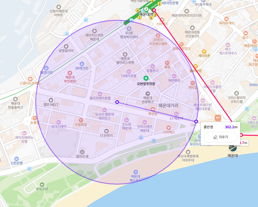 海雲台駅と海水浴場の間にある、運営者が紫色の円で示した宿泊候補エリア